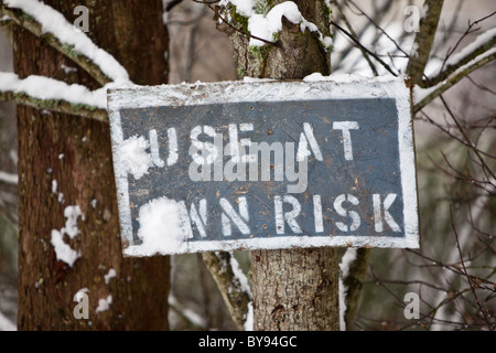 Un segno da parte di un quartiere parco giochi, affermando che "l'uso a proprio rischio', in Victoria, BC, Canada. Foto Stock