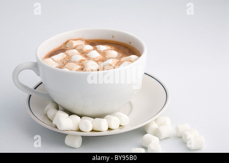 Tazza di cioccolata calda con marchmallows su sfondo bianco Foto Stock