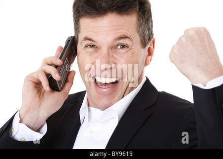 Il tifo uomo di mezza età facendo una telefonata. Tutto su sfondo bianco. Foto Stock