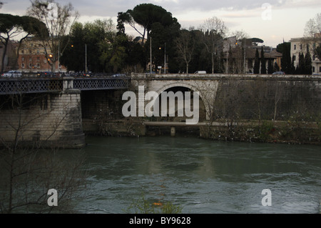 L'Italia. Roma. Cloaca Maxima. In primo luogo, il fiume Tevere. Foto Stock