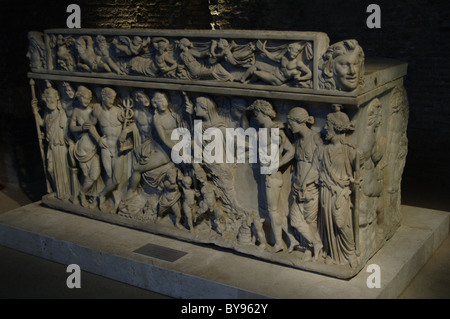 Sarcofago raffigurante Dioniso e sua moglie, Arianna. Foto Stock