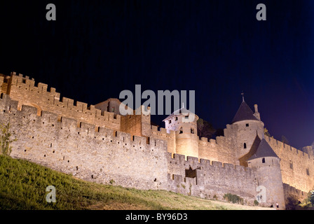 Mura della città medievale di notte, Carcassonne, Francia. Foto Stock