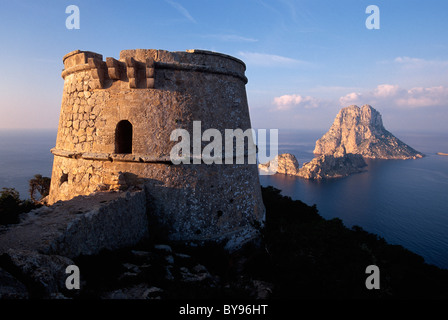 Isola Es Vedra, Wachturm Torre del Pirata (= Torre des Savinar), il cappuccio del Jueu, Ibiza, Spagna Foto Stock