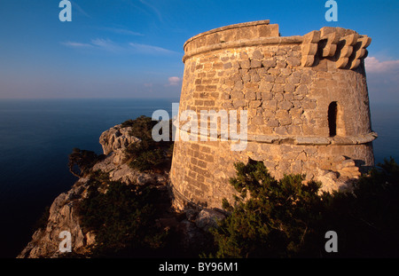Isola Es Vedra, Wachturm Torre del Pirata (= Torre des Savinar), il cappuccio del Jueu, Ibiza, Spagna Foto Stock