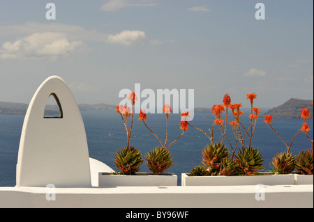 Insoliti comignoli e tetti sull'isola greca di Santorini nel Mare Egeo Foto Stock