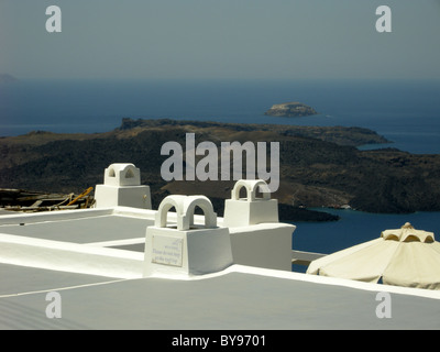 Insoliti comignoli e tetti sull'isola greca di Santorini nel Mare Egeo Foto Stock