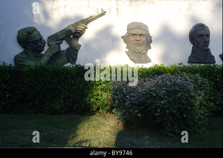 Bassorilievo ritratto di Ernesto Che Guevara con Salvador Allende (tenendo un kalachnikov AK-47) a Holguin. Cuba Foto Stock