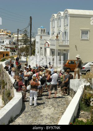 Guida Tour leader di un gruppo di turisti dell'isola greca di Santorini nelle Cicladi Mar Egeo Foto Stock