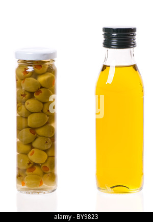 Olive riempito con pepe rosso e olio di oliva Foto Stock