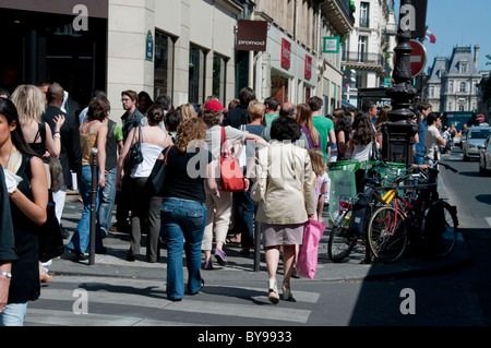 Parigi, Francia, grande folla di persone a piedi, da dietro lo shopping, su "Rue de Rivoli", strada trafficata, giorno di sole, negozi, centro di parigi, parigi che attraversa la strada Foto Stock