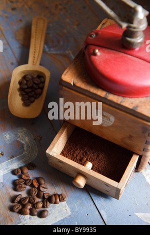 Macinino da caffè con Italiano i chicchi di caffè Foto Stock