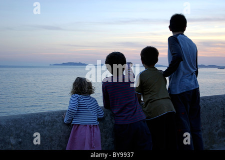 Quattro bambini e guardare il tramonto sopra l arcipelago Frioul, Marsiglia, Francia. Foto Stock