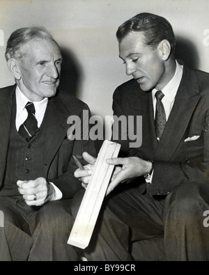 GARY COOPER noi attore di cinema (1901-1961) con il suo padre giudice Charles Cooper nel 1944, Cooper carving è una nave di legno per la figlia di Foto Stock