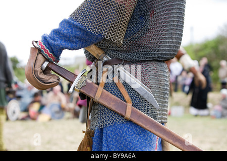 Catena sassone mail corpo armatura, il guanto di sfida e di spada indossato in Viking battaglia rievocazione Foto Stock