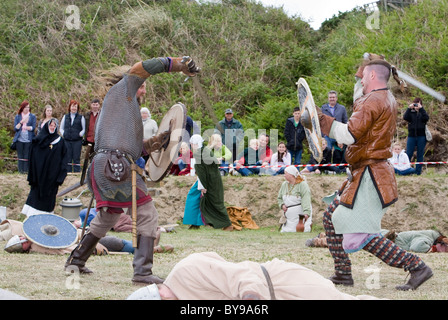 Sassone e Viking guerrieri in battaglia a Hemsby Foto Stock