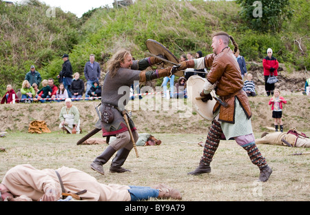 Sassone e Viking guerrieri in battaglia a Hemsby Foto Stock