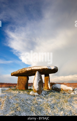 Una leggera spolverata di neve sul Penwith Moor presso le antiche pietre permanente - Lanyon Quoit Foto Stock