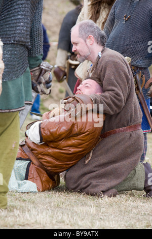 Ferito a morte Viking warrior a Hemsby battaglia rievocazione Foto Stock