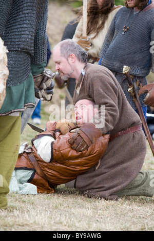 Ferito a morte Viking warrior a Hemsby battaglia rievocazione Foto Stock