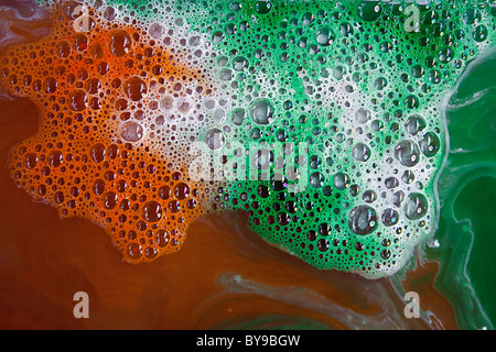 Di diverso colore schiuma di vernice Foto Stock