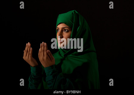 Una donna musulmana in preghiera Foto Stock