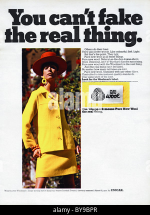 Negli anni sessanta la pubblicità. 60s colore annuncio Woolmark per adattarsi in pura lana di tosa in donna fashion magazine circa 1967 Foto Stock