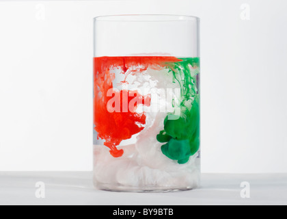 Vernici sciogliere in un bicchiere Foto Stock