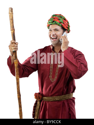 Gujarati uomo a parlare su un telefono mobile Foto Stock