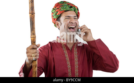 Gujarati uomo a parlare su un telefono mobile Foto Stock