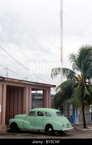 Vecchio classico cubano americana auto parcheggiate sul Malecon a Cienfuegos Cuba. Foto Stock