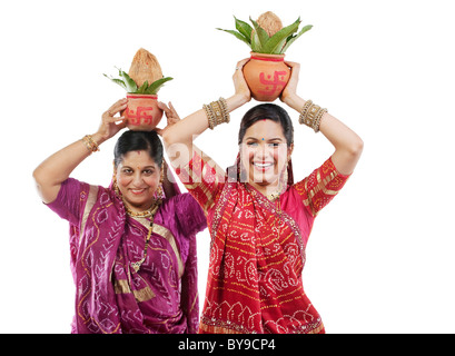 Madre e figlia holding Kalash Foto Stock