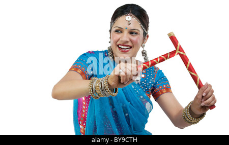 Gujarati donna con bastoni dandiya Foto Stock