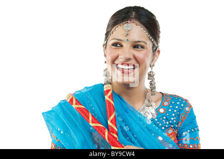 Gujarati donna con bastoni dandiya Foto Stock