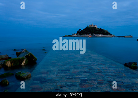 La parrocchia di san Michele Mount, Cornwall, al tramonto. L alta marea è la copertura di una strada rialzata che conduce all'isola. Foto Stock