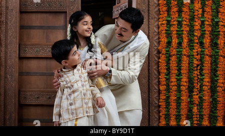 Sud indiane uomo con figlio e figlia Foto Stock