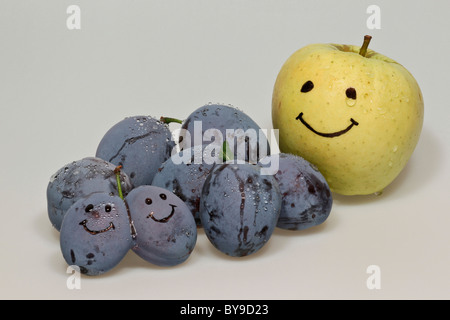 Apple Smiley con blue prugna smiley Foto Stock