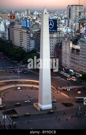 El Obelisco (obelisco), un monumento storico nazionale sulla Plaza de la República, a Buenos Aires, Argentina Foto Stock
