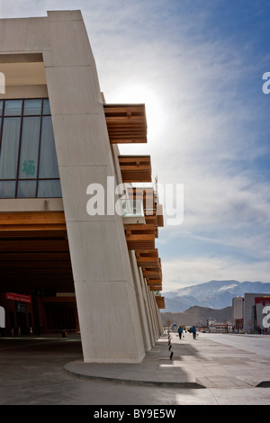 Esterno della stazione ferroviaria di Lhasa il Tibet. JMH4616 Foto Stock