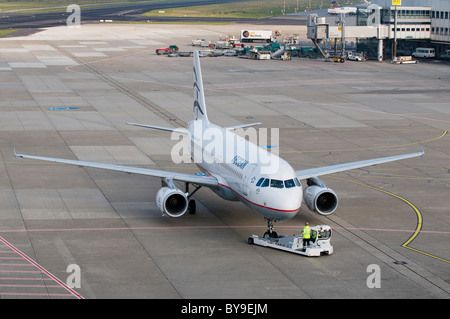 La Aegean Airlines aerei di trasporto essendo percorribile sulla pista, l'Aeroporto Internazionale di Düsseldorf, Renania settentrionale-Vestfalia Foto Stock