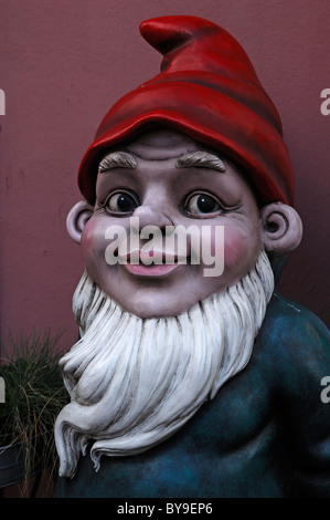 Ampio giardino gnome davanti a un negozio di fiori, Lueneburg, Bassa Sassonia, Germania, Europa Foto Stock