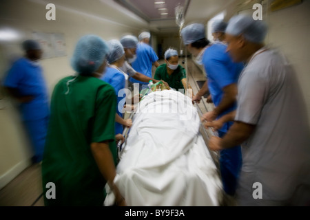 I chirurghi fragore di un paziente in un teatro di funzionamento Foto Stock