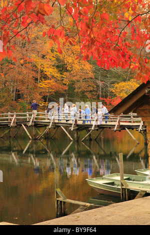 I visitatori la pesca dalla passerella sul lago Byrd, Cumberland Mountain State Park, Crossville, Tennessee, Stati Uniti d'America Foto Stock