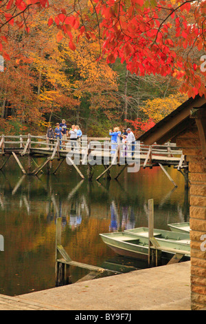 I visitatori la pesca dalla passerella sul lago Byrd, Cumberland Mountain State Park, Crossville, Tennessee, Stati Uniti d'America Foto Stock