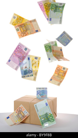 La pioggia di banconote in euro al di sopra di un pacchetto incartato, immagine simbolica per pacchetto di stimolo economico, agevolazioni fiscali o aiuti finanziari Foto Stock