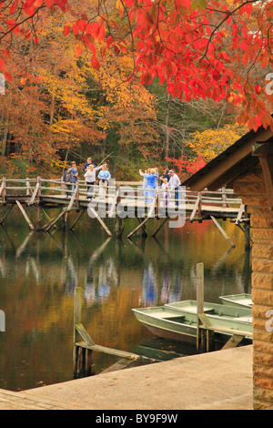 I visitatori la pesca dalla passerella sul lago Byrd, Cumberland Mountain State Park, Crossville, Tennessee, Stati Uniti d'America Foto Stock