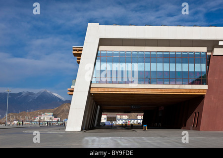 Esterno della stazione ferroviaria di Lhasa il Tibet. JMH4623 Foto Stock