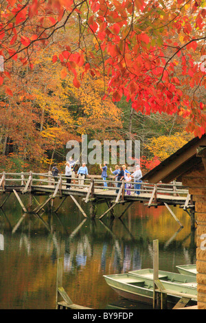 I visitatori la pesca dalla passerella sul lago Byrd, Cumberland Mountain State Park, Crossville, Tennessee, Stati Uniti d'America Foto Stock