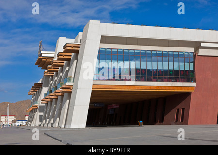 Esterno della stazione ferroviaria di Lhasa il Tibet. JMH4624 Foto Stock