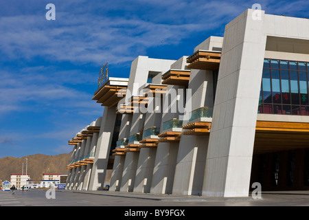 Esterno della stazione ferroviaria di Lhasa il Tibet. JMH4625 Foto Stock