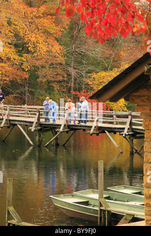 I visitatori la pesca dalla passerella sul lago Byrd, Cumberland Mountain State Park, Crossville, Tennessee, Stati Uniti d'America Foto Stock